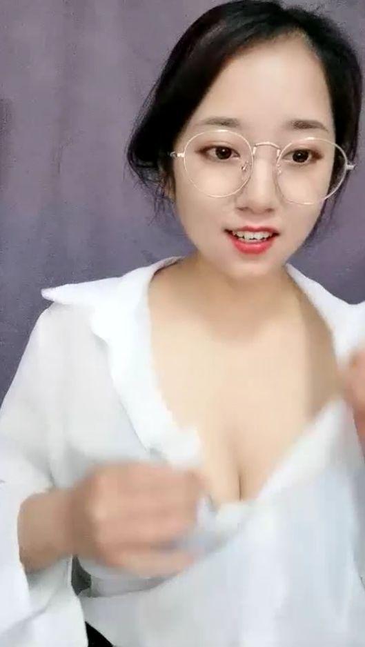 欲姐姐 我的逼不光好看，还特紧，夹得你可舒服可舒服，拿来插屁眼，那直接爽死了。戴眼镜最骚，不反驳！99久久电影在