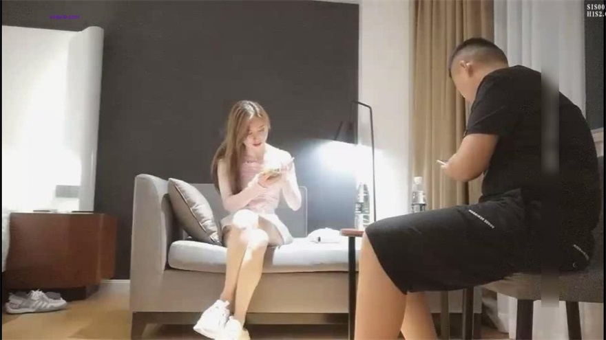 女神级清秀苗条小姐姐约到酒店，身穿一袭性感连衣裙，娇小玲珑笔直美腿揉搓舔吸滋味绝美骑上去驰骋操射【水印】