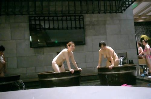 澡堂子内部员工到处游走偷拍年轻的少妇洗澡泡汤
