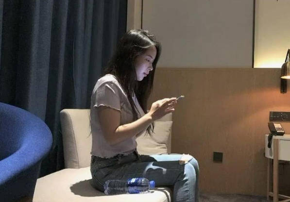 极品气质御姐 贴身衬衣修身牛仔裤特别显身材啊 高挑大长腿温柔容颜看了就想狠狠侵犯操她，啪啪冲击猛插【水印】