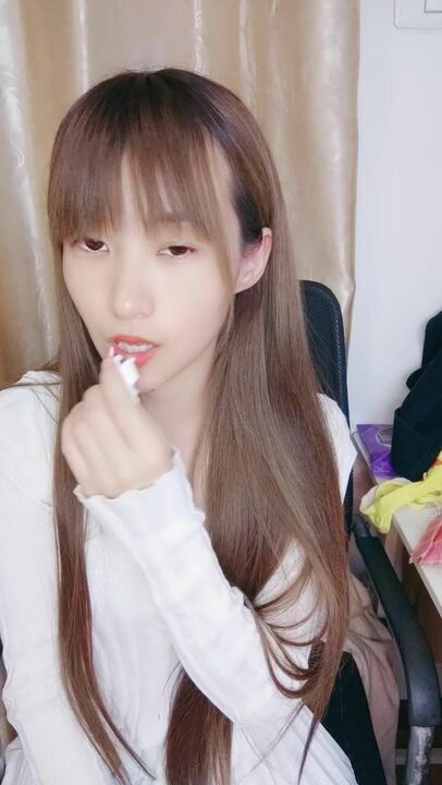 清纯小美女露脸白丝情趣在狼友的调教下脱光诱惑狼友，精彩刺激揉奶玩逼道具抽插表情好骚，精彩不要错过真骚}
