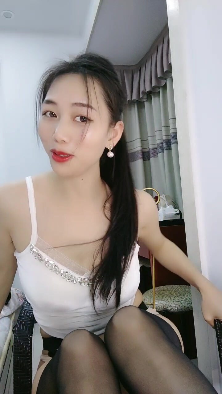 性感红唇美女！说话温柔极度诱惑！吊带黑丝扭腰摆臀，脱下内裤翘美臀，掰穴特写呻吟小骚货