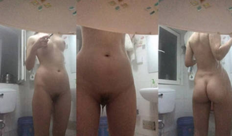 偷拍表哥女友洗澡 身材不错真想操一炮}
