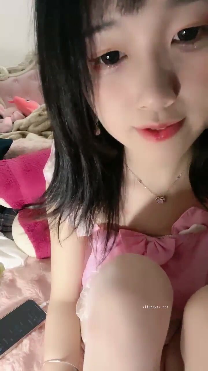 兄弟们，这个真的是嫩！【喝一口酸奶】，旺旺小馒头还在发育中，下海，捞钱，小逼逼掰开特别粉}