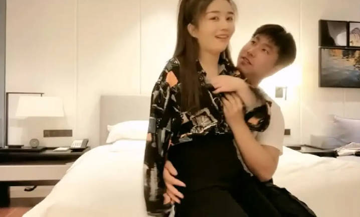 女神级马尾小姐姐 丰腴白嫩高颜值性感迷人 身材超好 前凸后翘丰满大长腿 穿上黑丝跨坐吸吮鸡噗嗤深入操【水印】}