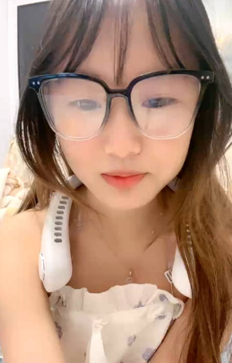 清纯系天花板！18尤物美少女！甜美卡哇伊，黑框眼镜呆萌，脱下裙子贫乳，跪在沙发翘美臀，掰开粉穴