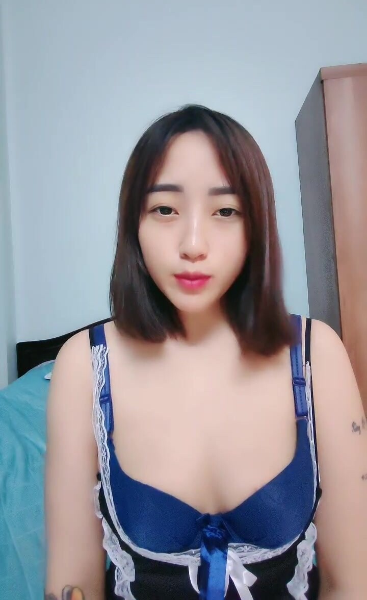 花臂女仆露脸白丝小骚逼镜头前的诱惑，淫声荡语互动撩骚男女打野战视频听指挥，带刺的道具抽插骚穴，浪叫呻吟表情好骚刺激