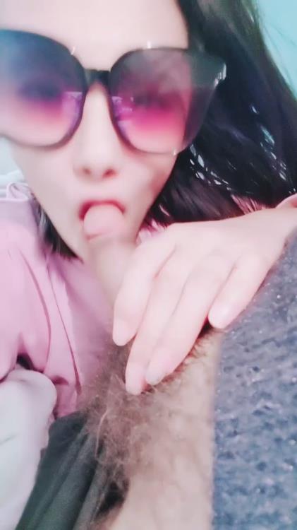 眼镜骚货小熟女露脸卫生间口交，打情骂俏，后入操逼特写粉穴，