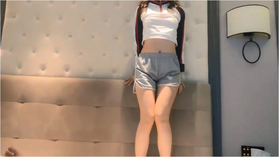 婷婷玉立刚放暑假欧美国产综合色视频网站的女高学妹 憋了好久终于可以任意放肆了 运动短裤平底帆布鞋尽是青春的味道 年轻就是好