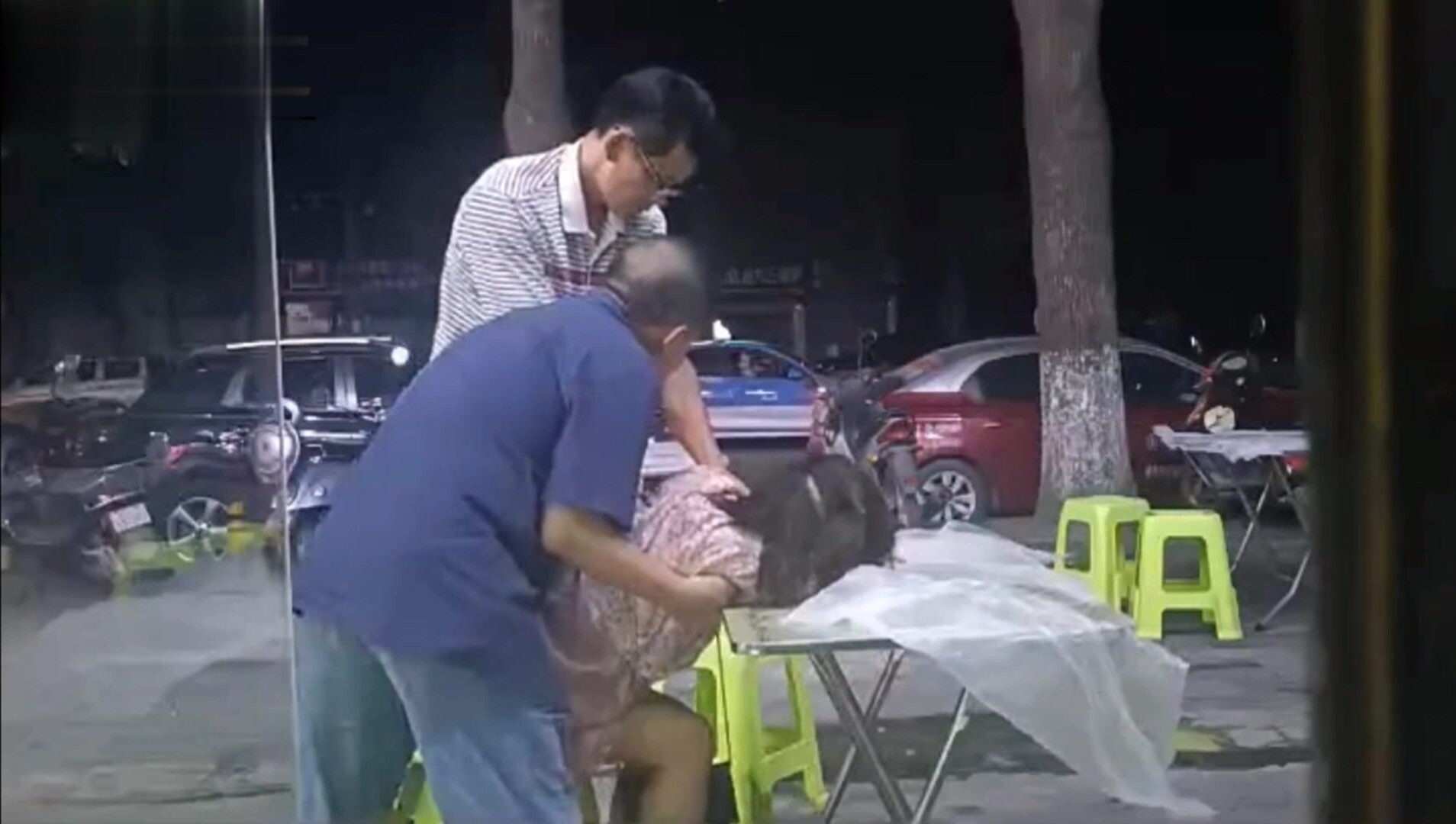 热心市民偷拍湖免费观看黄色毛片北街头捡尸事件大爷和中年眼镜男路边大排档捡尸醉酒女咸猪手摸逼揉胸