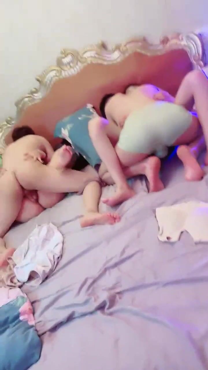 混血大长一级一级一级一级看片腿 姐妹花·  一胖一瘦，瘦虎肥龙，艹得好疯狂，表情扭曲，爽死噢！