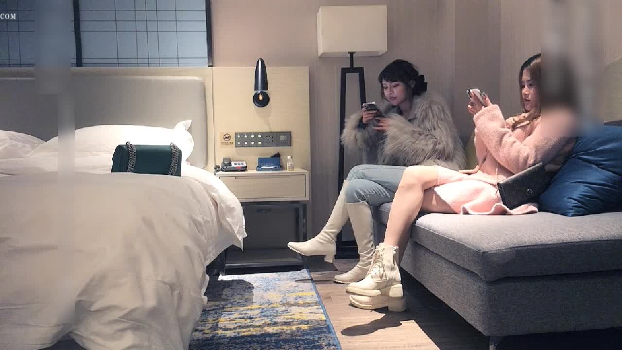 牛仔裤高筒靴大长腿女神99pao强力打造免费高清色约到酒店 身材很不错前凸后翘丰腴销魂