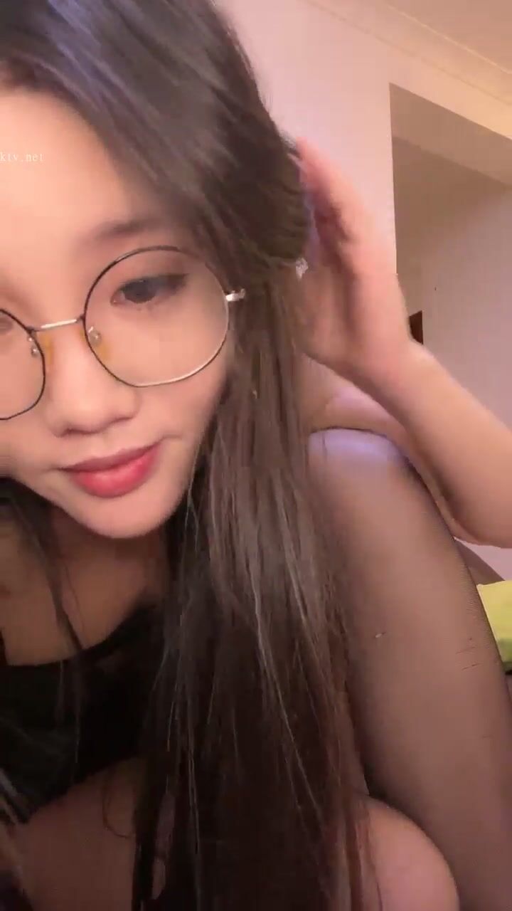 新人！御姐下海！好漂亮好性感，【丝袜控】，20岁爱片假名湖南小美女，眼镜控的兄弟不要错过，嘟嘴抠逼，流鼻血了