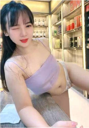 新人烟酒店的老板娘【羊羊】生意不好做 一上午也没人 自己脱光赚点儿外快，身材真好！}