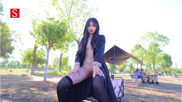 黄X超顶级模特【小泽】户外摄影，背后行人不断，紧张刺激，超清画质}