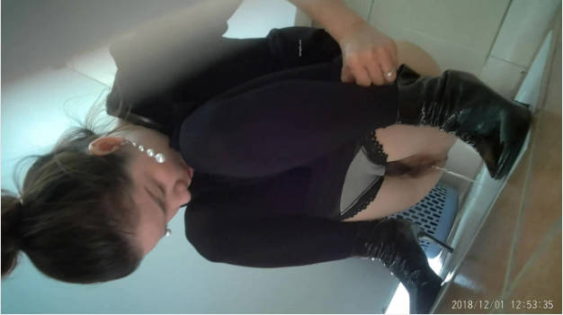 单位女厕全景偷拍美女同事的极品美鲍光线不够手电来凑}