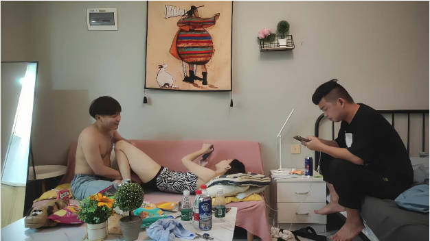漂亮美眉 你真能干 身材苗条皮肤白皙 先聊聊天调调情 精神小哥看到漂亮妹子操的很起劲 妹子很体贴边操}