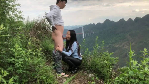 约泡人妻在这种风景如画的山头上做爱 也是一种不一样的体验}