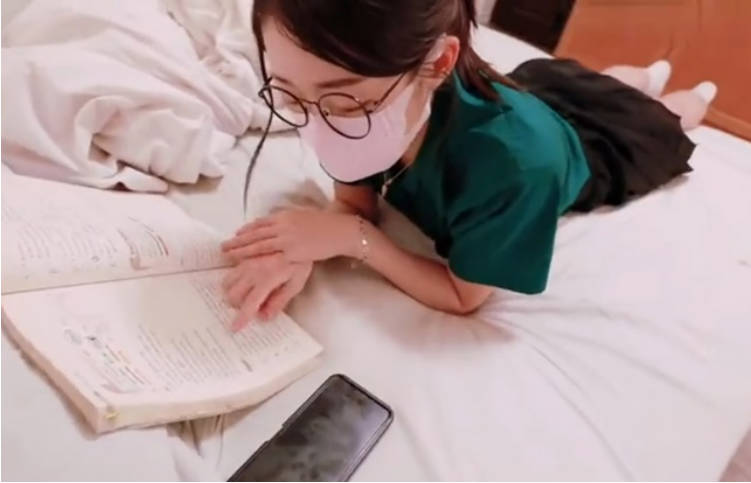 漂亮大奶美眉 干嘛我明天要考试 怀孕了怎么办我还要学到博士 考试压力好大还要啪啪 边看书边插还无套