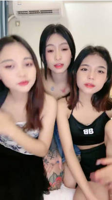 【广西三姐妹】三位小太妹，大纹身，大长腿，身子嫩，三女互摸，互插。太淫乱}