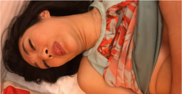 高颜值轻熟女少妇，被大屌艹得爽翻天挣扎淫叫不停，近距离观察射精瞬间，特刺激！