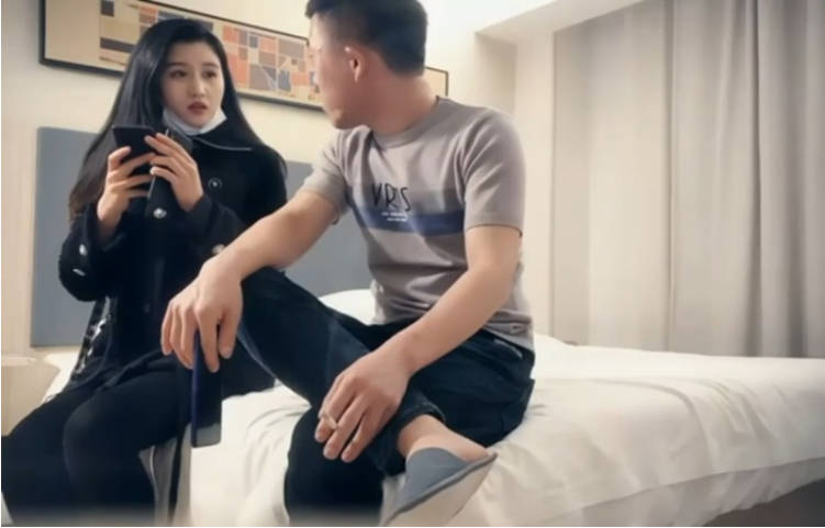 漂亮东北妹 就男女之间那点事还能做啥给我整不会了 啊疼你怼的不是地尿的地方 身材苗条性格开朗被小哥怼}
