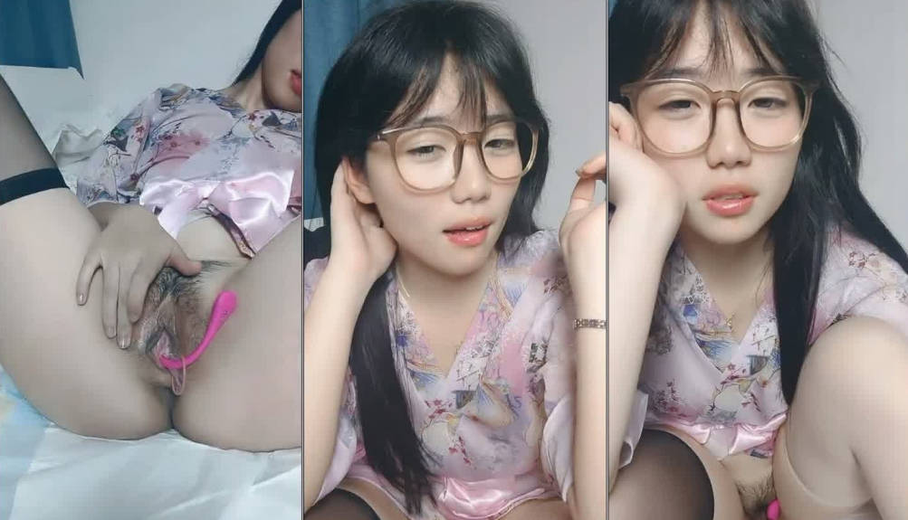 骨子里骚的美女主播，黑丝情趣露脸，笑起来的样子好迷人，听狼友指挥脱光揉奶玩逼自慰呻吟，表情骚极了刺激