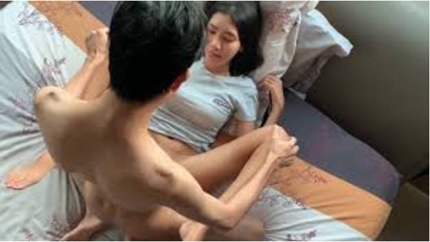 P站纯爱亚裔夫妇「bella」日常露脸性爱私拍 清晨醒来好想要，偷偷溜进表哥的房间把他吵醒诱惑他操我}
