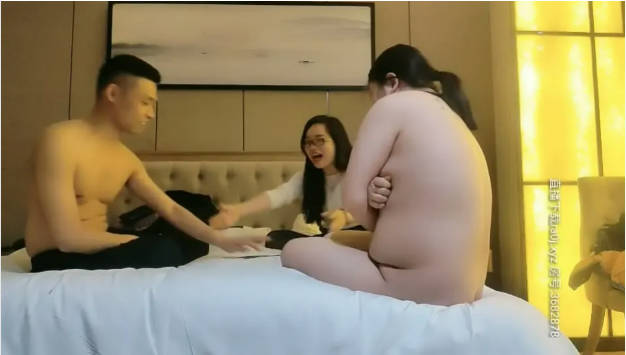 酒店约会两个良家少妇打牌输了两个一块被草}
