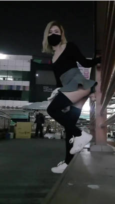 漂亮美女夜晚短裙户外露出，整根大鸡巴粘在护栏就抽插小穴，不远处还有位大爷在工作，刺激死了！}