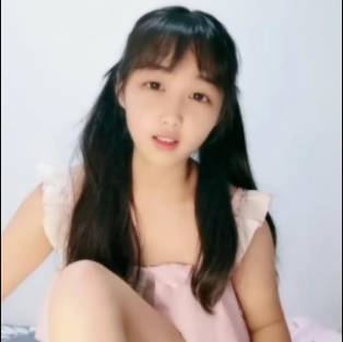嬌小可愛OO後童顏小少婦,長相甜美,生完孩子久違低調復出,小茓多了壹絲滄桑}