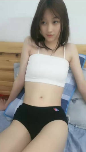 【18岁小迷妹】清纯苗条妹子和炮友直播秀，撸硬口交脱光光微毛粉穴跳蛋玩弄